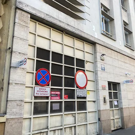 Queen Bee Cracow Old Town *